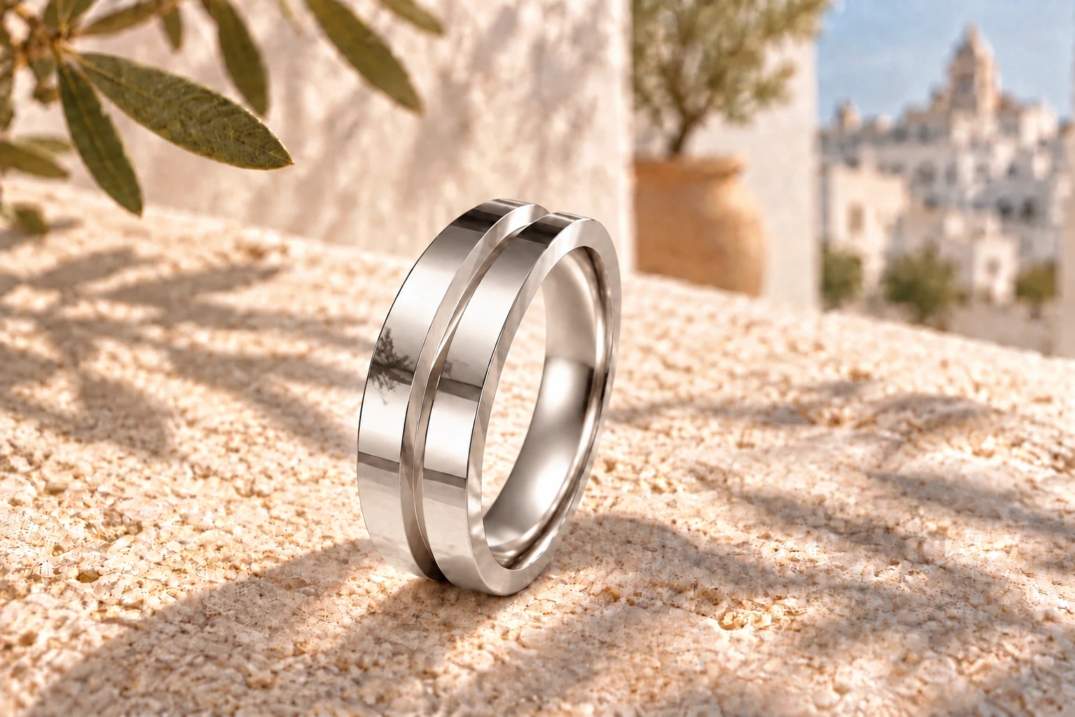 Bague Diabolo 4 mm en or blanc 18 carats — mise en scène artistique dans les Pouilles.