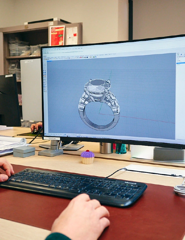 Modélisation d’une bague en trois dimensions sur un écran, aux Ateliers GEM.