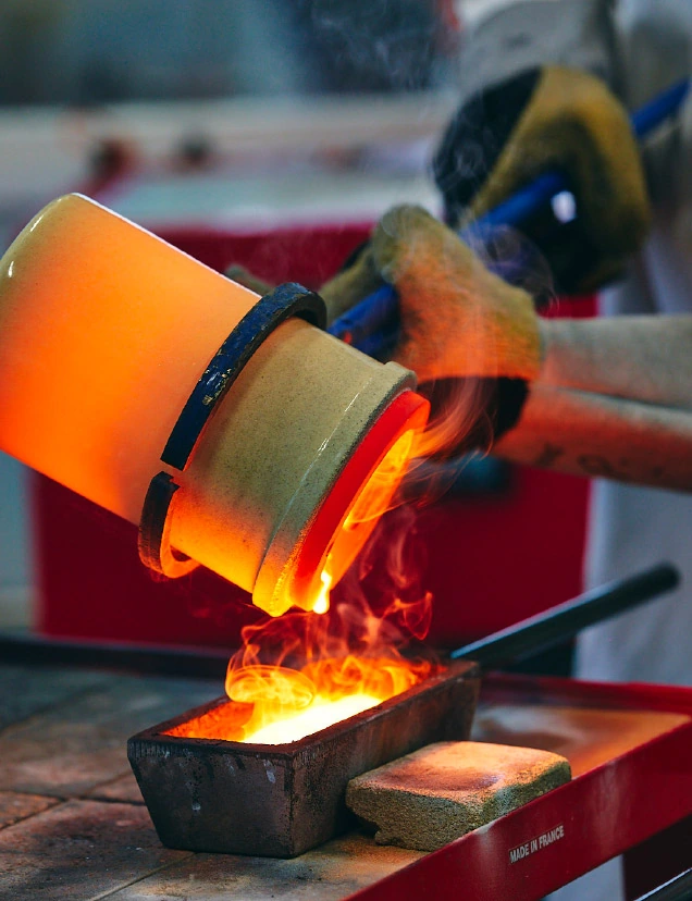 Métal en fusion versé depuis un creuset, dans la fonderie des Ateliers GEM.