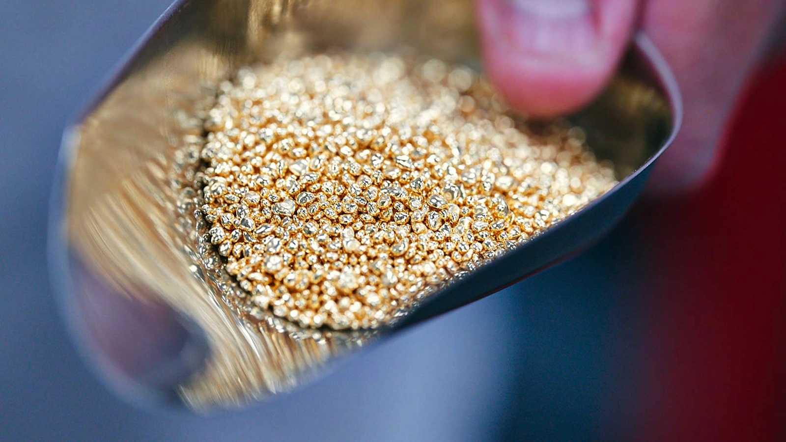 Gros plan de granules de métal précieux présentées sur le site des Ateliers GEM.