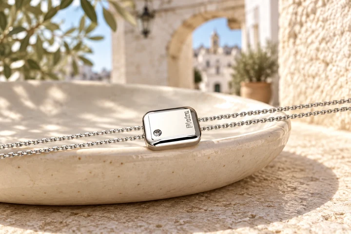 Bracelet Biscotto 1 Diamant Blanc en or blanc 18 carats — mise en scène artistique dans les Pouilles.