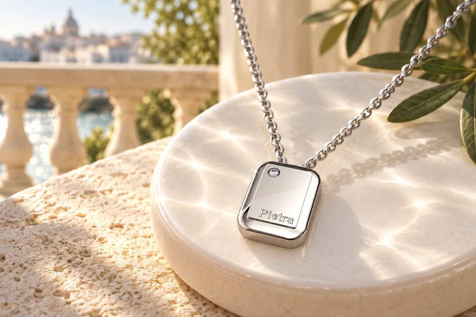 Pendentif Biscotto 1 Diamant Blanc en or blanc 18 carats — mise en scène artistique dans les Pouilles.