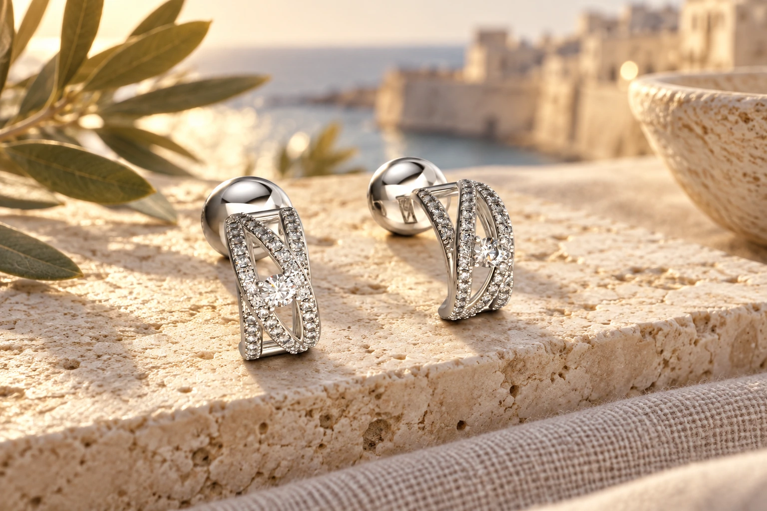 Boucles d’oreilles Paloma en or blanc 18 carats — mise en scène artistique dans les Pouilles.