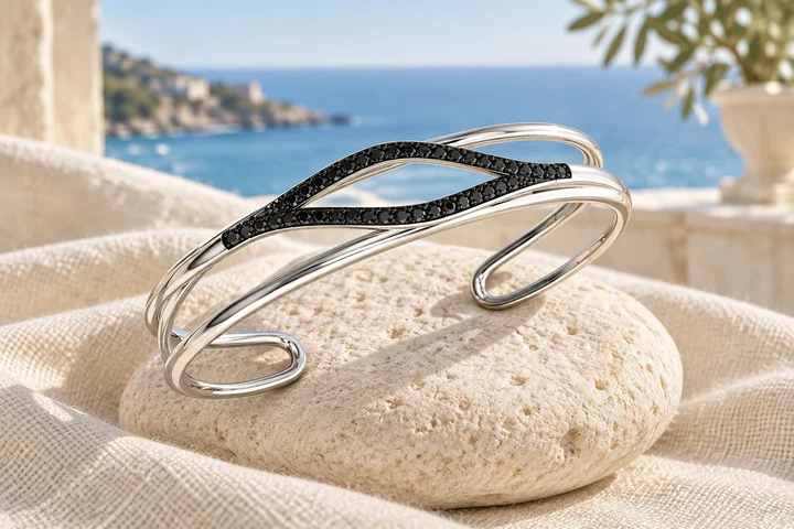 Bracelet Paloma Diamants Noirs en or blanc 18 carats — mise en scène artistique dans les Pouilles.