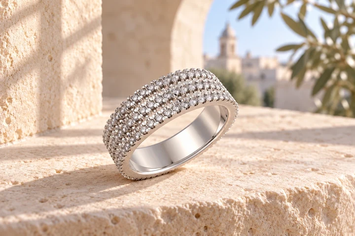 Alliance Stradina Diamants Blancs PM 3 Rangs en or blanc 18 carats — mise en scène artistique dans les Pouilles.