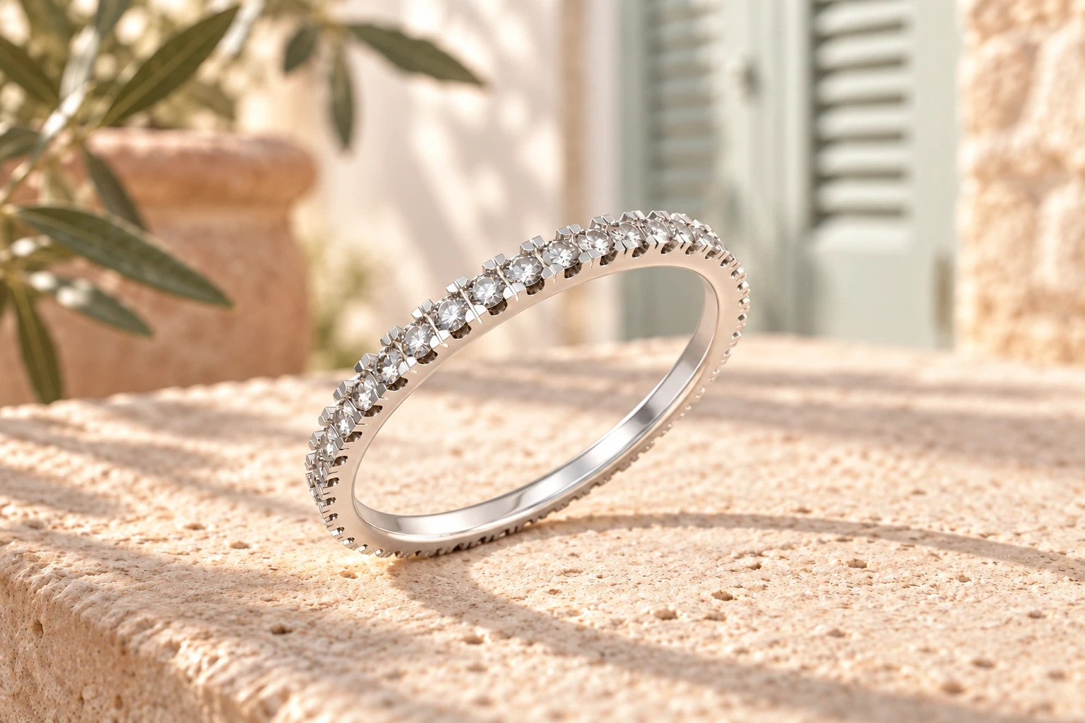Alliance Stradina Diamants Blancs MM 1 Rang en or blanc 18 carats — mise en scène artistique dans les Pouilles.