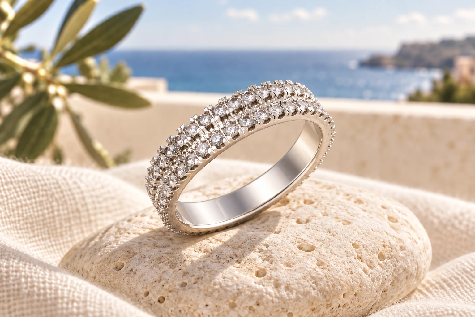Alliance Stradina Diamants Blancs MM 2 Rangs en or blanc 18 carats — mise en scène artistique dans les Pouilles.
