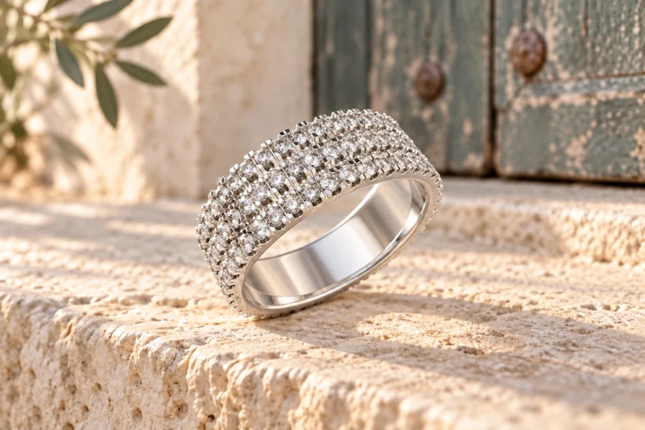 Alliance Stradina Diamants Blancs MM 3 Rangs en or blanc 18 carats — mise en scène artistique dans les Pouilles.