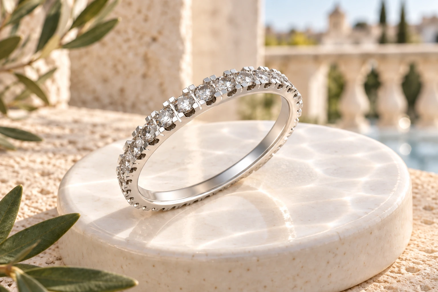 Alliance Stradina Diamants Blancs GM 1 Rang en or blanc 18 carats — mise en scène artistique dans les Pouilles.
