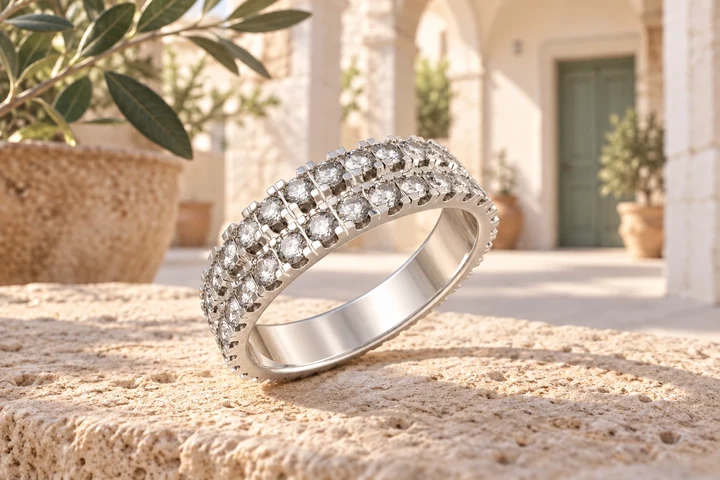Alliance Stradina Diamants Blancs GM 2 Rangs en or blanc 18 carats — mise en scène artistique dans les Pouilles.
