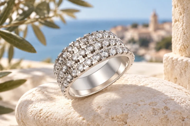 Alliance Stradina Diamants Blancs GM 3 Rangs en or blanc 18 carats — mise en scène artistique dans les Pouilles.
