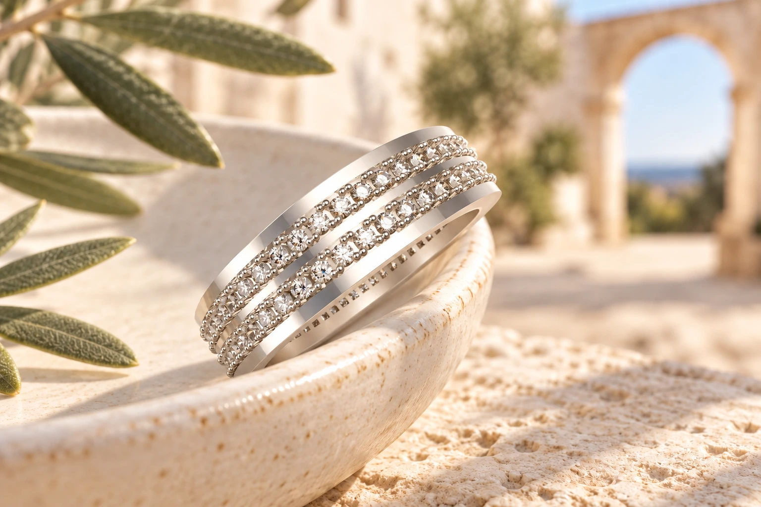 Alliance Strada Diamants Blancs 2 Rangs en or blanc 18 carats — mise en scène artistique dans les Pouilles.