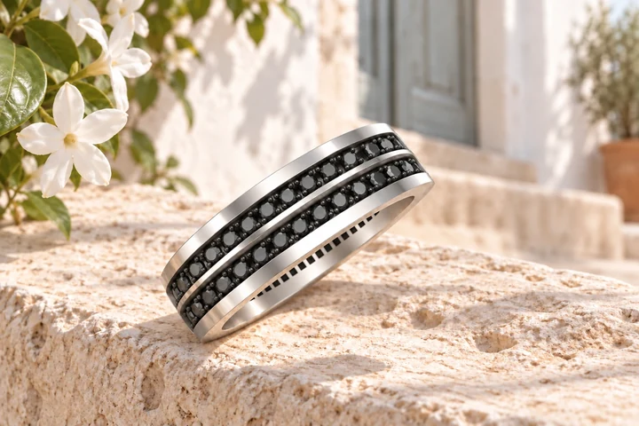 Alliance Strada Diamants Noirs 2 Rangs en or blanc 18 carats — mise en scène artistique dans les Pouilles.