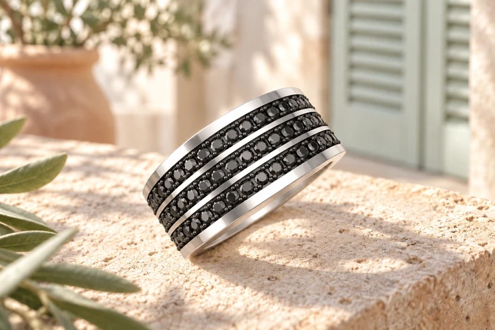 Alliance Strada Diamants Noirs 3 Rangs en or blanc 18 carats — mise en scène artistique dans les Pouilles.
