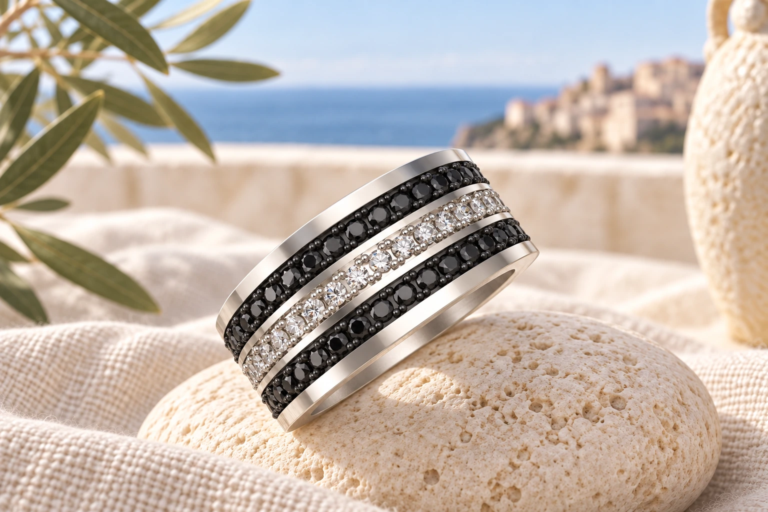 Alliance Strada Diamants Noirs & Blancs 3 Rangs en or blanc 18 carats — mise en scène artistique dans les Pouilles.