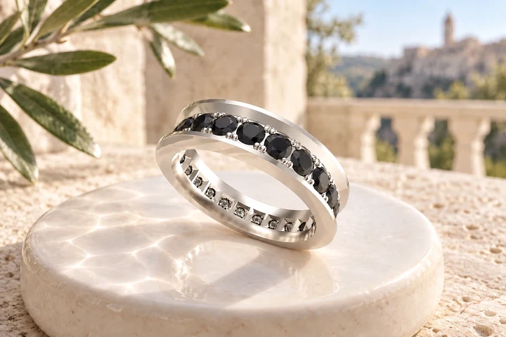 Alliance Stradone Diamants Noirs en or blanc 18 carats — mise en scène artistique dans les Pouilles.