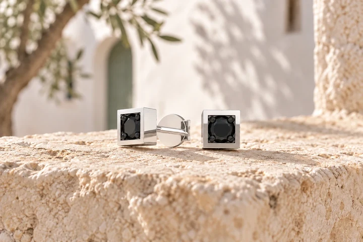 Boucles d’oreilles Strada Diamants Noirs PM en or blanc 18 carats — mise en scène artistique dans les Pouilles.