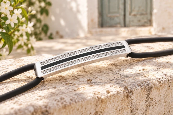 Bracelet Strada 2L Diamants Blancs en or blanc 18 carats — mise en scène artistique dans les Pouilles.
