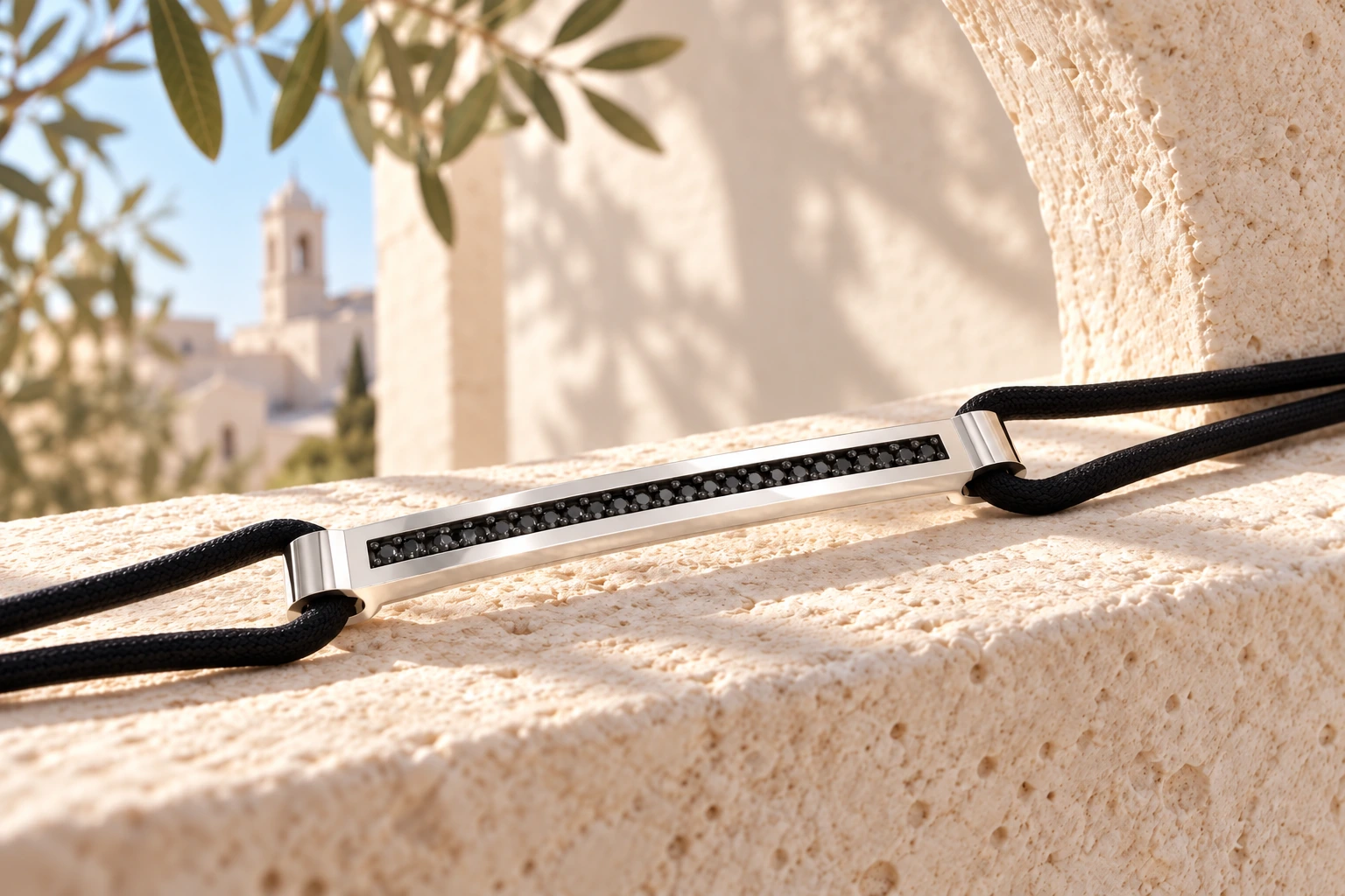 Bracelet Strada 1 Rang Diamants Noirs en or blanc 18 carats — mise en scène artistique dans les Pouilles.