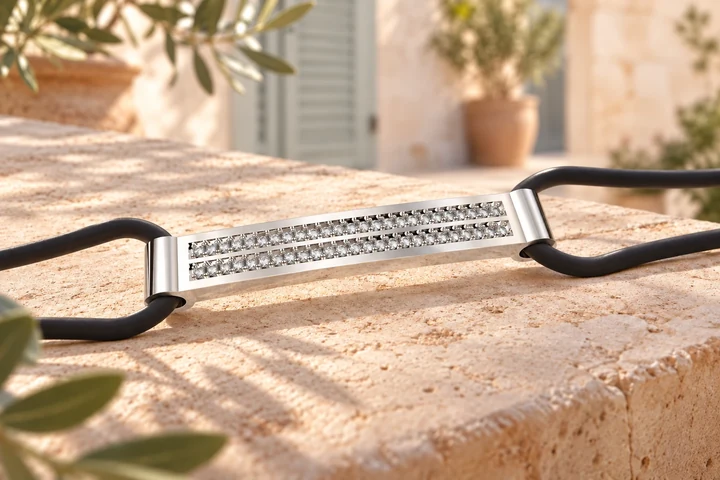 Bracelet Strada 2 Rangs Diamants Blancs en or blanc 18 carats — mise en scène artistique dans les Pouilles.