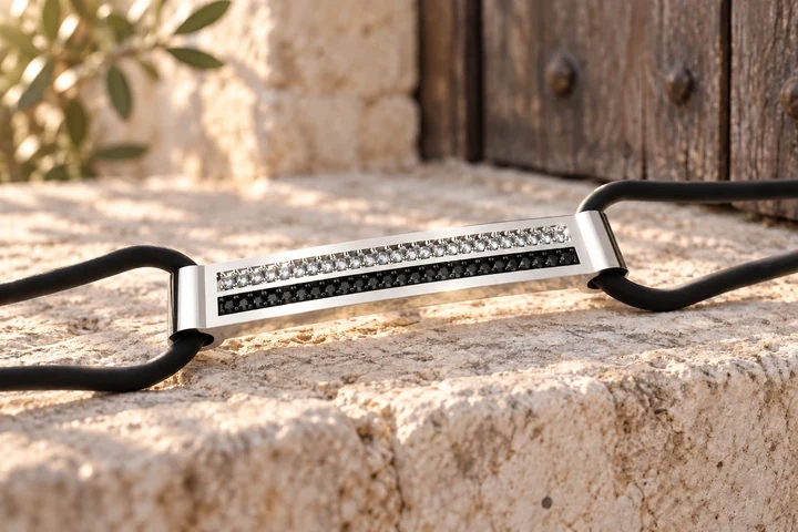 Bracelet Strada 2 Rangs Diamants Noirs & Blancs en or blanc 18 carats — mise en scène artistique dans les Pouilles.