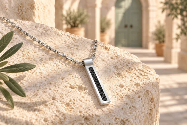 Pendentif Strada 1 Rang Diamants Noirs en or blanc 18 carats — mise en scène artistique dans les Pouilles.