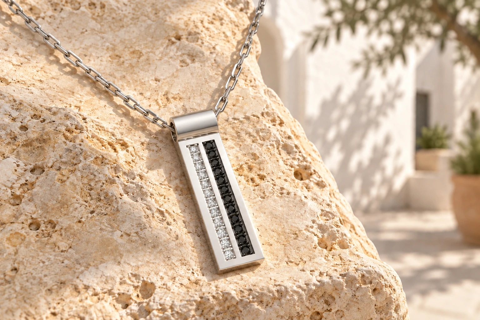 Pendentif Strada 2 Rangs Diamants Noirs & Blancs en or blanc 18 carats — mise en scène artistique dans les Pouilles.