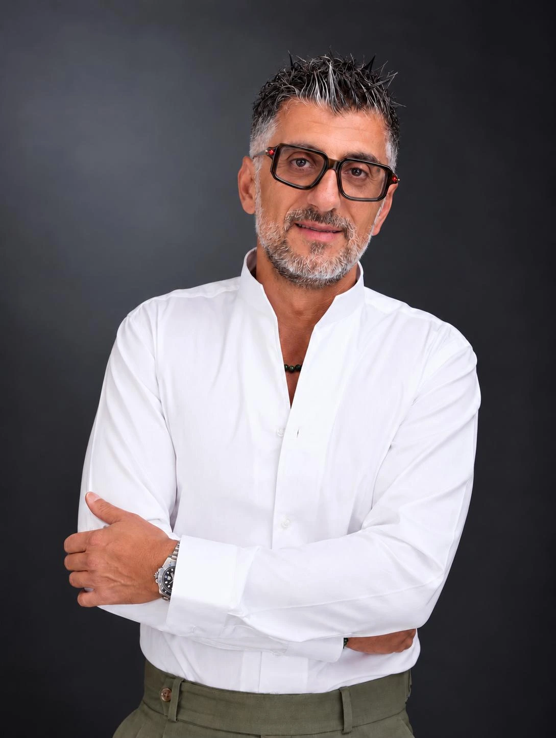 Pascal Cisternino in camicia bianca, ritratto a colori.