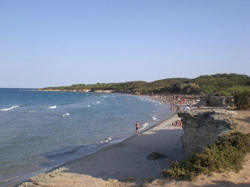 Vue vers le sud sur la plage de Baia dei Turchi, ses petites falaises et sa végétation littorale, près d’Otrante.