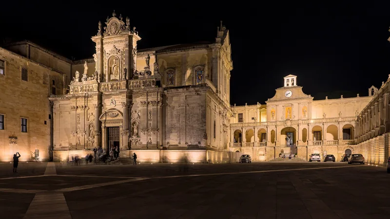 La cathédrale et les façades de la Piazza del Duomo à Lecce, éclairées à la nuit tombée.