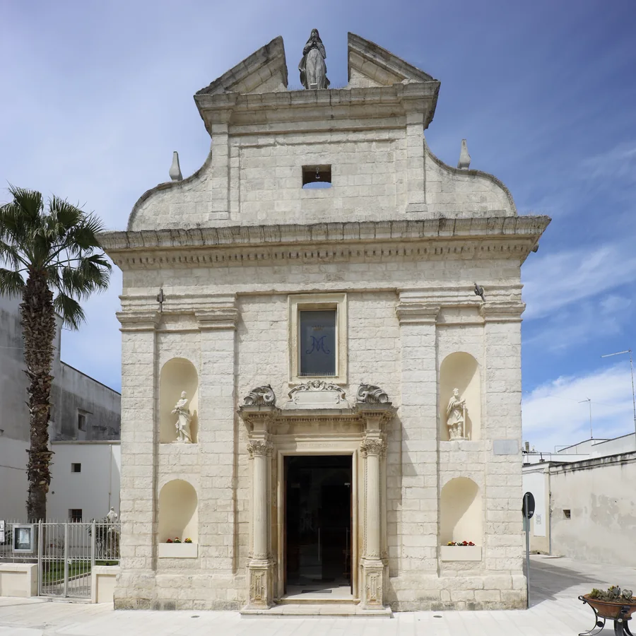 Façade en pierre claire de l’église de l’Immacolata dans le bourg de Melendugno.
