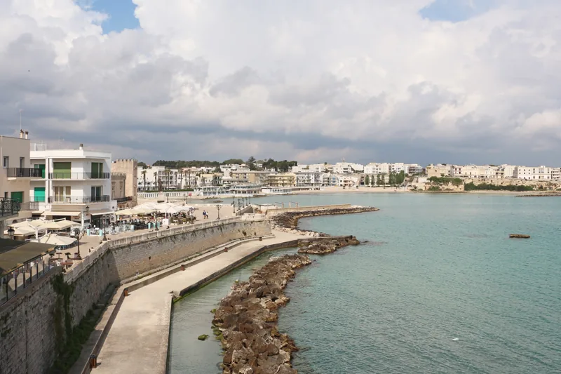 Le front de mer et la baie d’Otranto, sur la côte adriatique du Salento.
