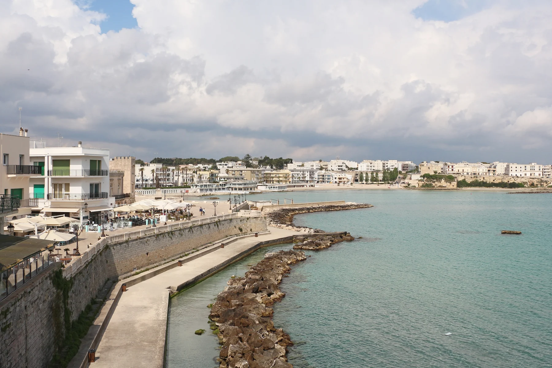Le front de mer et la baie d’Otranto, sur la côte adriatique du Salento.