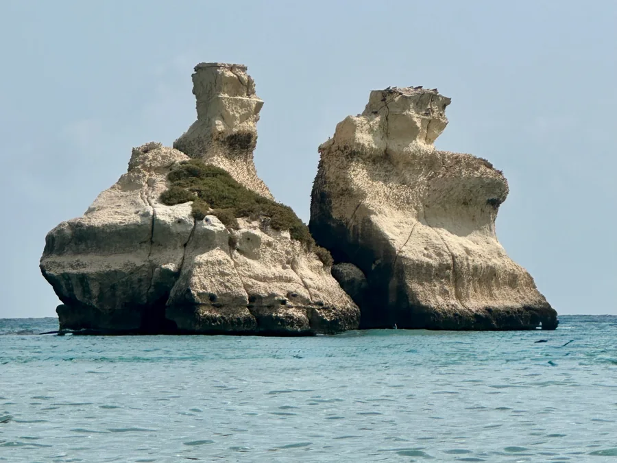Les deux rochers des Due Sorelle dans la mer, à Torre dell’Orso.